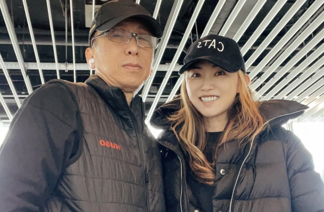 知名作家苦苓与爱妻趁着疫情松绑飞出国玩。(苦苓 （王裕仁）脸书)