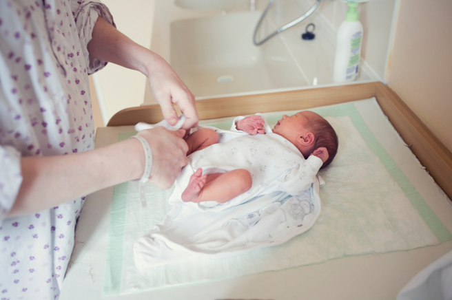 一名網友與女性友人談及月子中心住一個月要價40萬，讓他大感震撼。（圖／shutterstock）