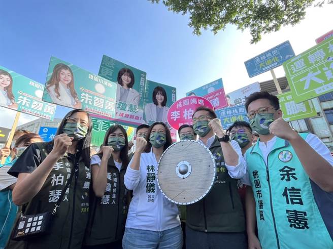 民进党桃园市长参选人郑运鹏与立委林静仪21日一早便到南门市场扫街。（陈梦茹摄）