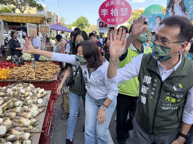 民进党桃园市长参选人郑运鹏与立委林静仪21日一早便到南门市场扫街。（陈梦茹摄）