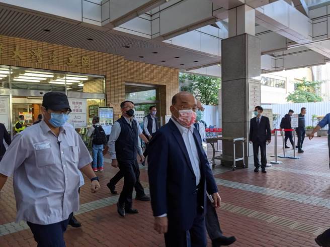 行政院长苏贞昌今上午前往台大医院施打第四剂疫苗，选择的品牌同样是「高端」，接种完毕后步出台大医院。(朱真楷摄)
