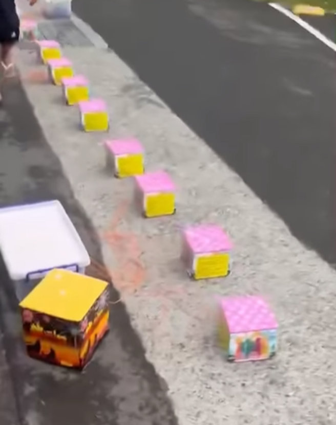 马路上被摆放大量烟火。(翻摄脸书爆料公社)