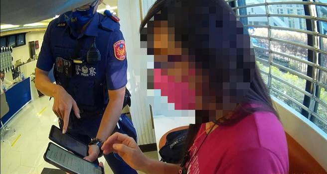 立人派出所员警询问刘女如何接获投资资讯，刘对于警方询问公司名称、营运方式等都是一问三不知。（台中市二分局提供／冯惠宜台中传真）