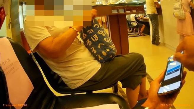 警方耐心关怀询问后，妇人才说是网路上认识的乾女儿，介绍投资股票买卖保证获利，即时阻诈免于受骗。（警方提供）