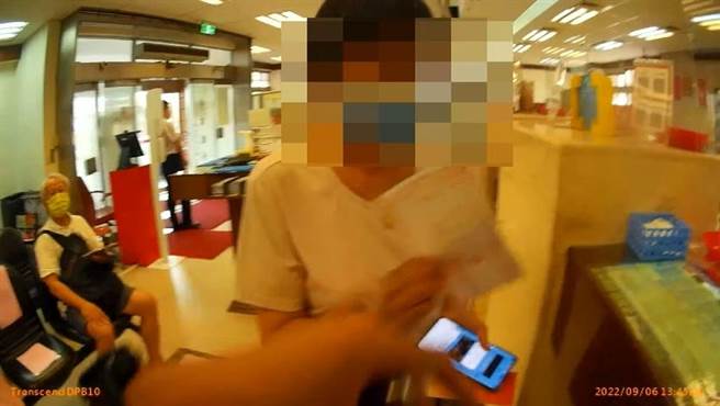 警方耐心关怀询问后，妇人才说是网路上认识的乾女儿，介绍投资股票买卖保证获利，即时阻诈免于受骗。（警方提供）