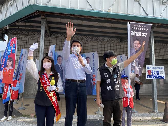 国民党台南市长参选人谢龙介（中）今天一早陪同民眾党市议员参选人江国铭（右）站在仁德区中山路演讲拜票。（曹婷婷摄）
