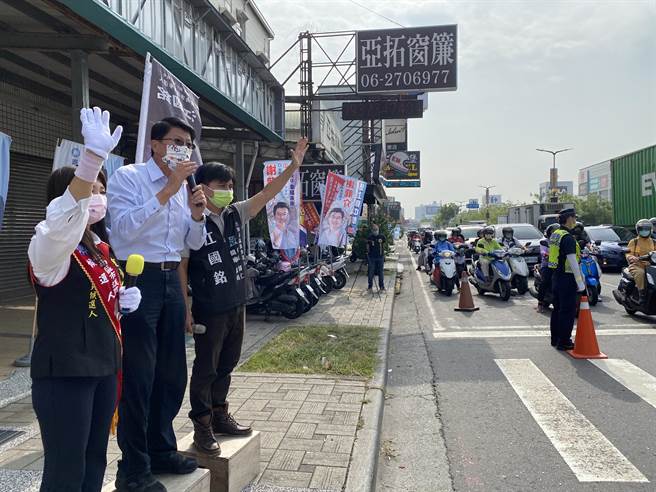 国民党台南市长参选人谢龙介（中）今天一早陪同民眾党市议员参选人江国铭（右）站在车水马龙的仁德区中山路演讲拜票。（曹婷婷摄）