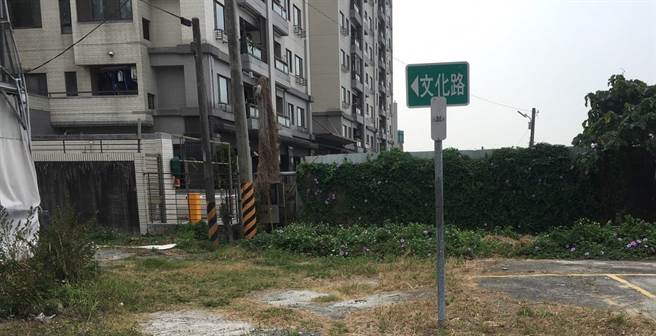 善化区文化路82巷内有私人架设围篱阻挡通行。（台南工务局提供／李俊淇台南传真）