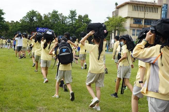 台北市长柯文哲上午视察国家防灾日防空及震灾复合式灾害疏散避难演练后接受媒体联访。（北市府提供）