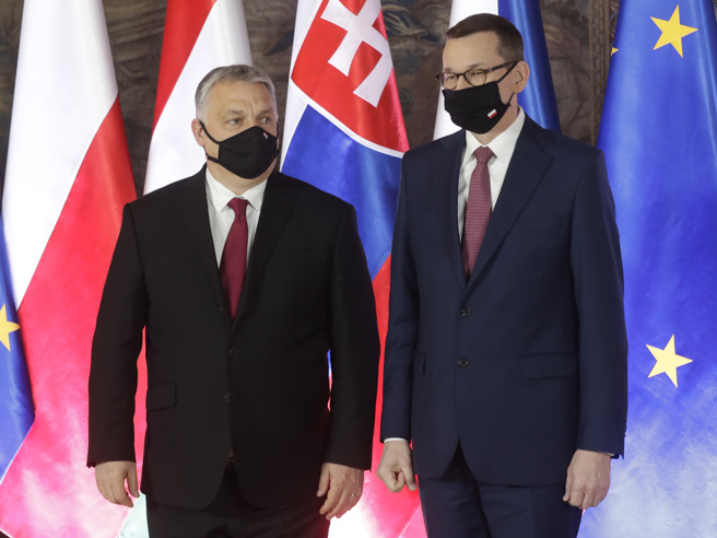 2021年2月波兰总理莫拉维茨奇（Mateusz Morawiecki）（右）欢迎匈牙利总理奥班（Viktor Orban）出维斯格勒集团（（Visegrad Group） 会议资料照。（ 美联社）