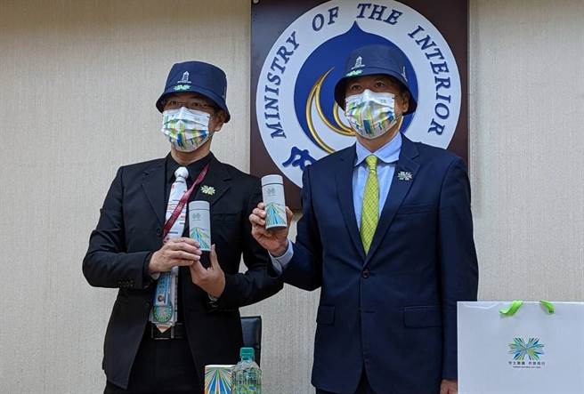 國慶籌備委員會祕書長陳宗彥(右)公布國慶大會禮賓紀念品，包括漁夫帽、徽章、保溫杯及口罩，成本約600元。(朱真楷攝)