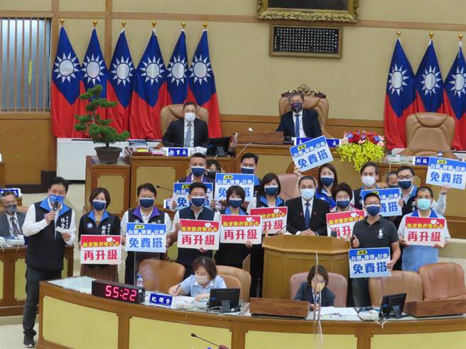 争取新北敬老爱心卡扩大范围 侯友宜：台铁先做。（叶德正摄）