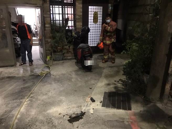 汐止茄苳路昨晚传出纵火烧机车案。（民眾提供）