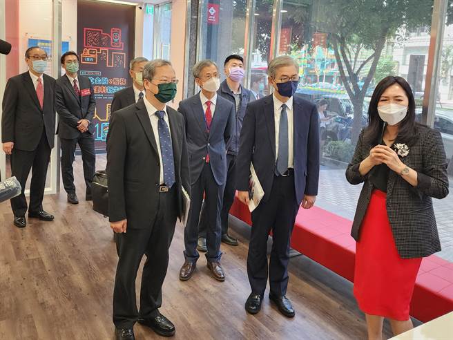 金管会主委黄天牧、国发会主委龚明鑫今日前往远东商银承德双语示范分行视察推动成果。（远银提供）