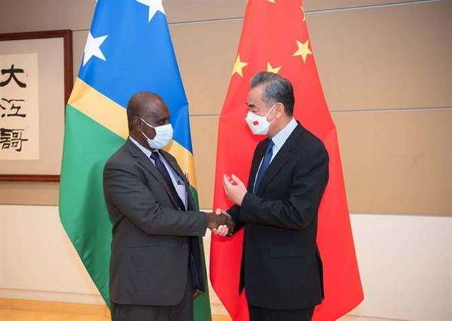 王毅会见所罗门群岛外长马内莱。(中国外交部)