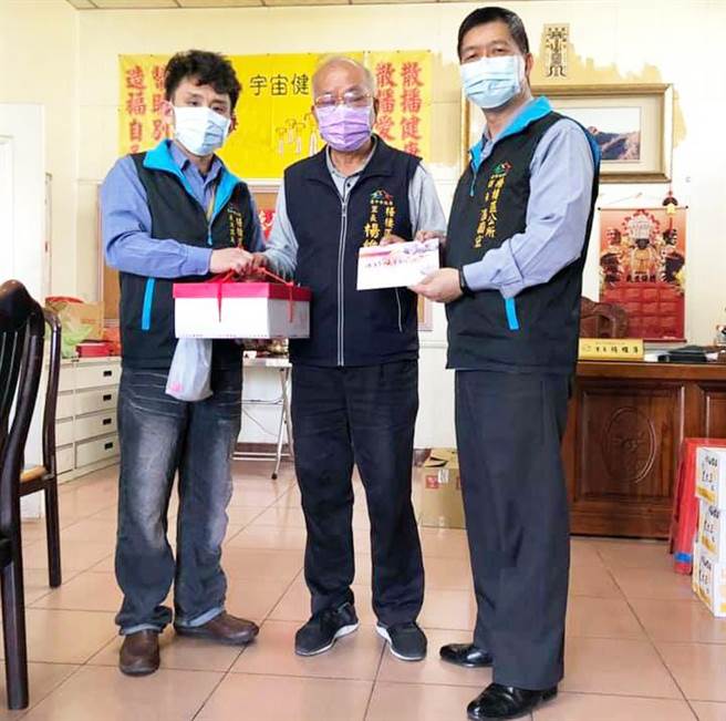 台中市梧栖区大庄里长杨维萍（中）昨晚不幸病逝，让地方乡亲十分不舍。（翻摄自「梧栖区公所」脸书）