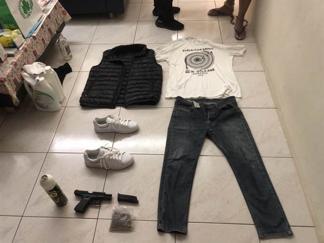 嘉义市警方查获瓦斯枪、钢珠弹。（警方提供／廖素慧嘉市传真）