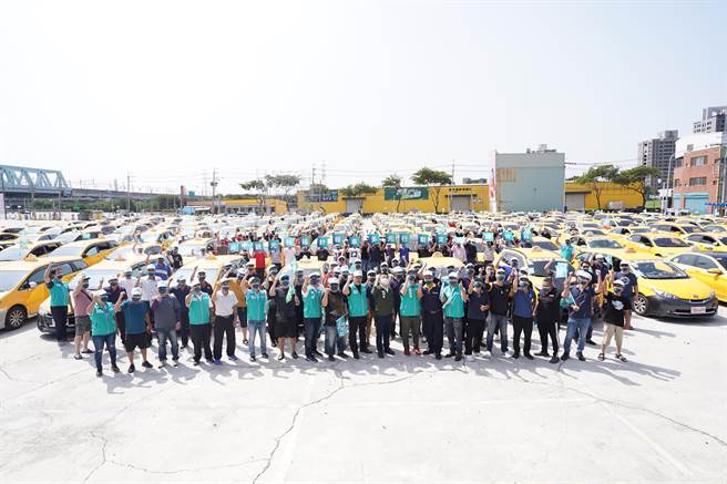 大台中計程車業挺蔡其昌後援會21日成立，現場齊集500輛計程車場面浩大。（馮惠宜攝）