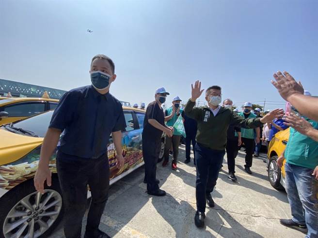 大台中計程車業挺蔡其昌後援會21日成立，民進黨台中市長參選人蔡其昌在運將們簇擁下上台。（馮惠宜攝）