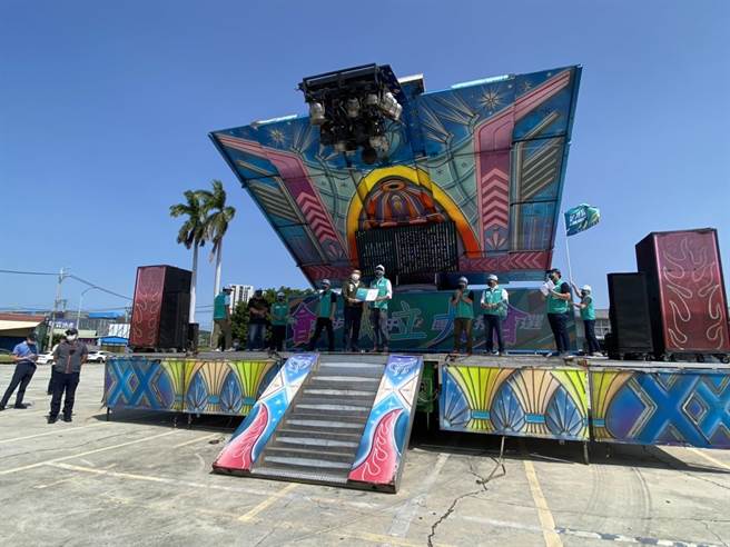 民進黨台中市長參選人蔡其昌承諾當選後搭乘計程車的使用額度將再提高、全面補助計程車裝設多元支付設備，讓多元支付的普及率達到全台第一。（馮惠宜攝）