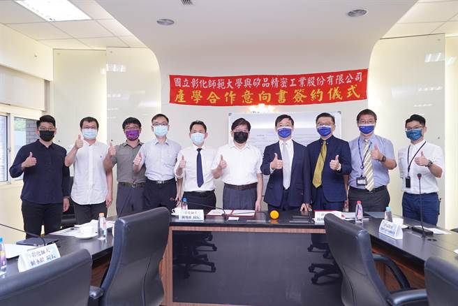 21日硅品精密行政长简坤义现身彰师大，与彰师大合作签署产学MOU，共育国家级封测菁英人才。（吴建辉摄）