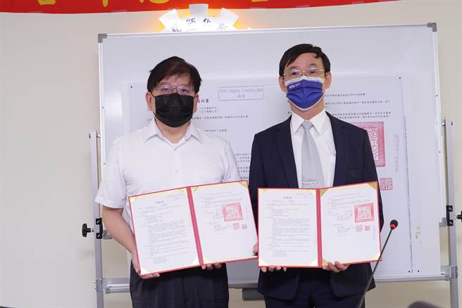 简坤义（右）说，彰化二林厂启动在即，未来需要大量人才，彰师大工学院人才济济，未来共同储备半导体封测人才，为硅品注入新活力。 。（吴建辉摄）