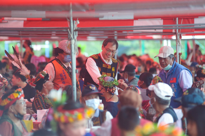 苏清泉造势活动与乡亲握手提出愿景。（图/业者提供）