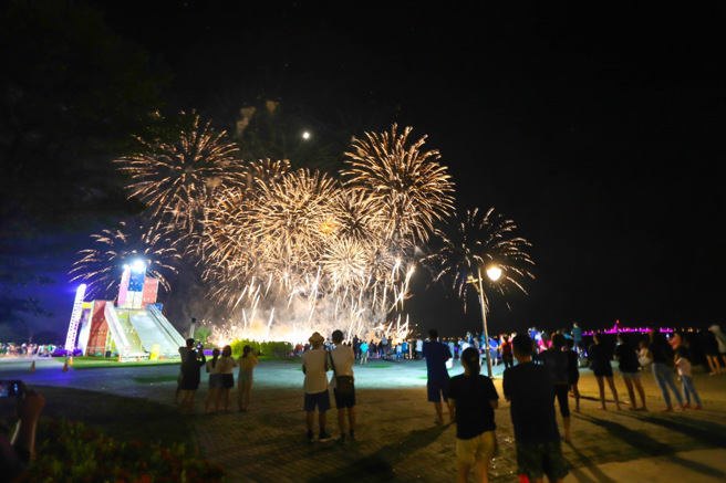 大鹏湾施放480秒高空烟火。（图/业者提供）