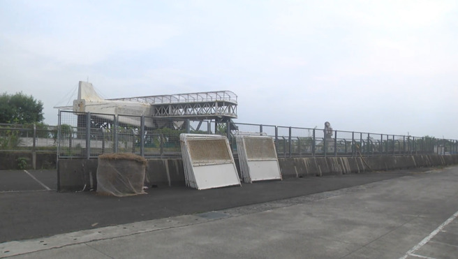 烟火过后的大鹏湾整个废墟养蚊子。（图/业者提供）