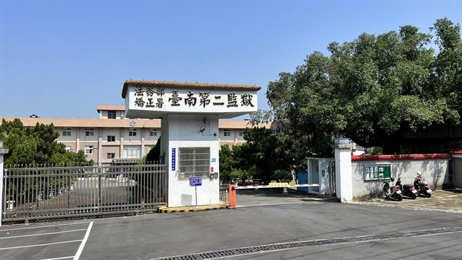 昨日带头接风的32岁蔡姓男子，因诈欺被判刑2年10个月，今年6月27日从南二监期满出监，曾是林的狱友。（张毓翎摄）