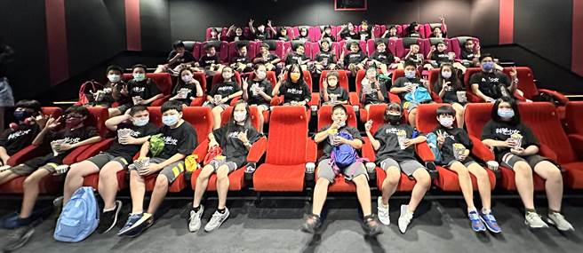 神冈国小安排3天，分别带六、四、五年级学生进戏院「上课」，观看校友王银国监制台湾首部AI教育电影「科学少女」，致力推广学生科普教育。（神冈国小提供）