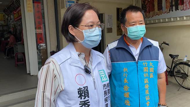 民眾黨桃園市長參選人賴香伶（左）表示，農委會應從善如流，公開預算、核銷等資訊。（蔡明亘攝）