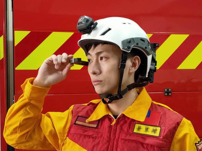 基隆市消防局為同步監控救災現場視訊、監視及傳遞效率，首創國內第1套「智慧救助頭盔」。（基隆市消防局提供／陳彩玲基隆傳真）