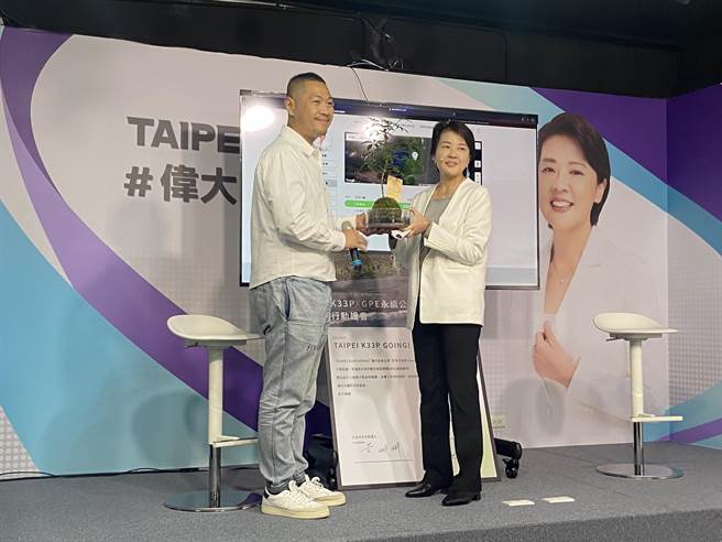 无党籍台北市长参选人黄珊珊（右）今上午举行「永续台北」政策记者会，与公民森林活动发起人罗伟铭（左）一同推广永续公民森林。（陈薏云摄）