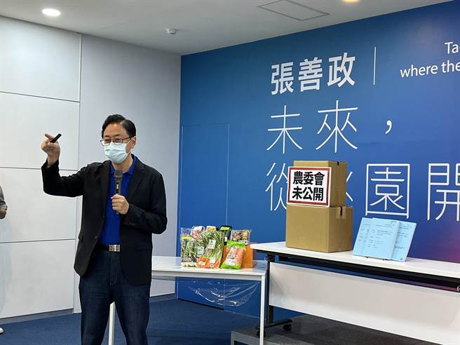 張善政「張教授」上身一人獨講40分鐘無冷場，諷刺同樣開記者會不像林智堅都是鄭運鵬在講。(蔡依珍攝)