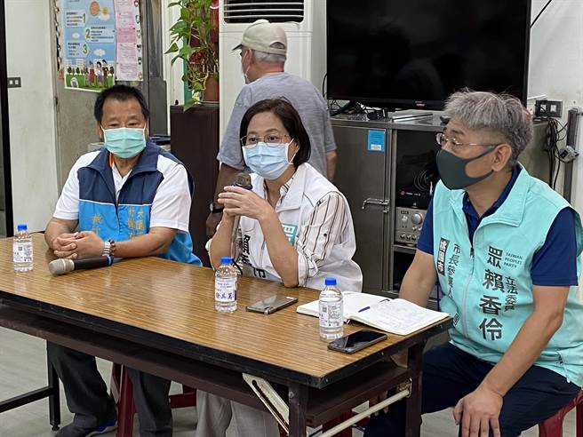 民眾党桃园市长参选人赖香伶今拜访竹围社区发展协会长者关怀据点。（蔡明亘摄）