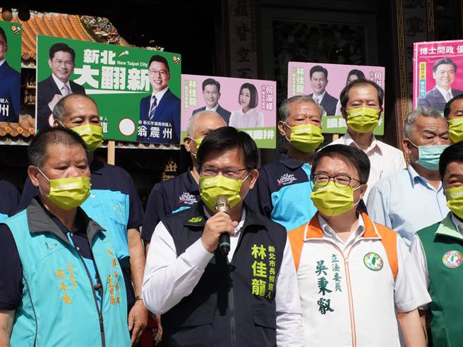 民進黨新北市長參選人林佳龍21日批新北市長侯友宜對市政無心也無力，才會讓新北市的市政評比不進反退，稱侯友宜不僅應付市民，對面對議會質詢也答非所問，只會用「好好做事」來敷衍，造成城市的空轉。(黃敬文攝)