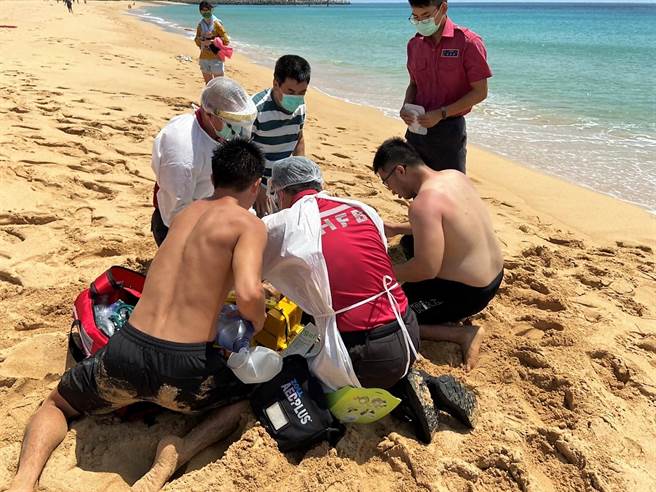 来自嘉义县消防局的休假勇消林彦伯、马公分队欧瑞旸，第一时间入水抢救拖带林妇上岸后，立即实施心肺復甦术急救，并送抵三军总医院澎湖分院救治。（澎湖县消防局提供）