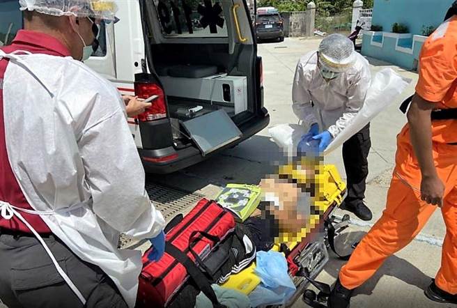 消防局勤务人员到场之后，随即接手施予CPR＋AED救护，建立口咽呼吸道及BVM正压辅助呼吸等处置，并立即搬运上救护车。（澎湖县消防局提供）