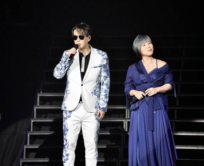 萧煌奇日前在马来西亚云顶举办《说故事的歌手》演唱会，携手李佳薇一同用音乐抚慰人心。（环球音乐提供）