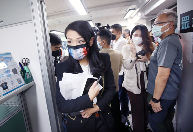 民眾党新竹市长参选人高虹安（左）。（中时资料照，范扬光摄）