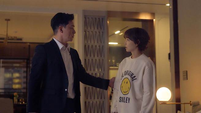 李幼梨（右）在剧中被结婚10年的老公逼疯。（ 龙华影剧台提供）