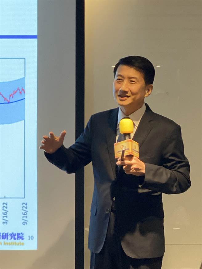 元大宝华综合经济研究院董事长叶银华表示，在全球经济下行风险下，预测今、明两年的经济成长率分别为3.4％、3.08％。(洪凯音摄影)