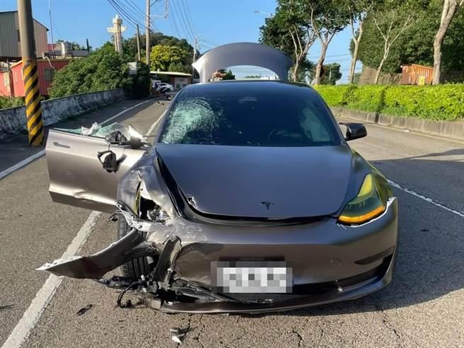 苗栗县造桥乡龙升村龙湖宫前路段，21日下午发生1名王姓机车骑士在路中央等候过马路时，被高速特斯拉轿车撞死。（读者提供／谢明俊苗栗传真）