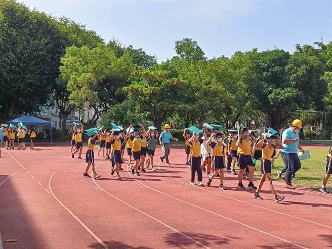 今天为921国家防灾日，台南市教育局于大港国小展开校园灾害防救演练。(曹婷婷摄)