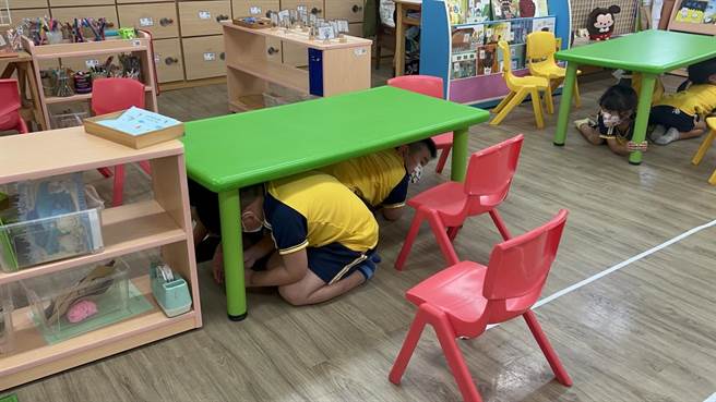 今天为921国家防灾日，台南市教育局于大港国小展开校园灾害防救演练。(台南市教育局提供／曹婷婷台南传真)