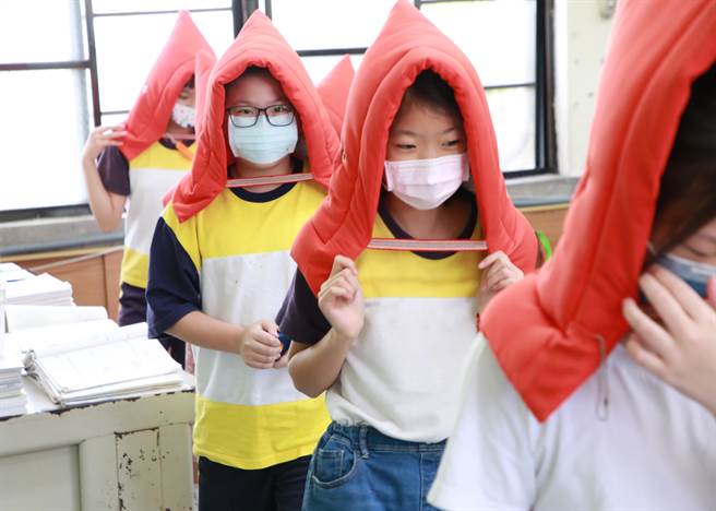 国家防灾日基隆市政府在建德国小举行防灾演练，让小学生讯速疏散避难。（基隆市教育处提供／张志康基隆传真）