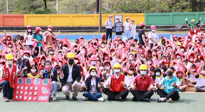 国家防灾日基隆市政府在建德国小举行防灾演练，让小学生讯速疏散避难。（基隆市教育处提供／张志康基隆传真）