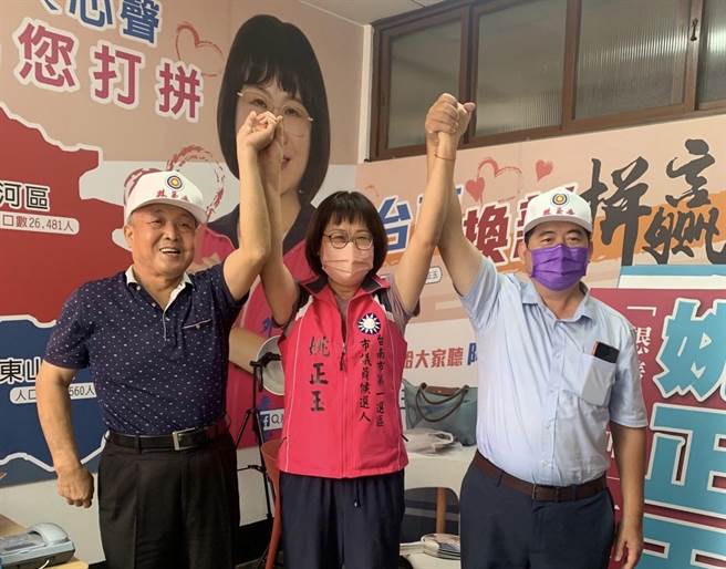 担任无党籍台南市长参选人林义丰竞选总部副主委、前台南市议长方金海（左）至姚正玉（中）竞选总部致意并表达支持。（姚正玉提供／张毓翎台南传真）