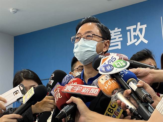 国民党桃园市长参选人张善政21日反批沈慧虹跟林耕仁相比，能力仅百分之一。(蔡依珍摄)